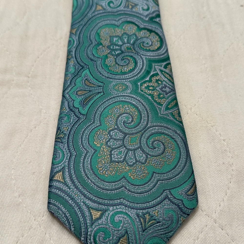 Hart Schaffner Marx Men's Silk tie
Green paisley